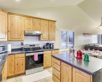 Hike, Golf And Ski Family Home in South - South Jordan - Kitchen