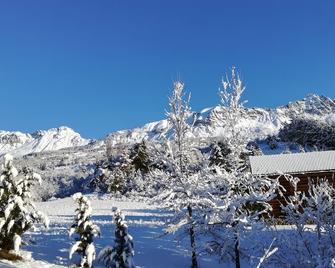 Chalet in logs of raw wood in south's alps . quiet, space and comfort - Chorges - Building