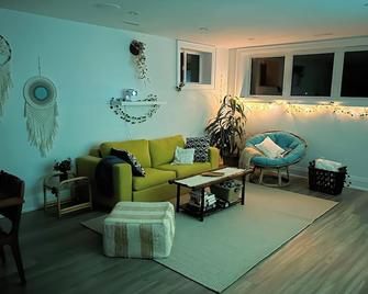 Boho-chic Spacious Basement Apartment - Toronto - Living room