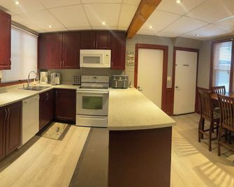 4 Bedroom Cottage on Manitoulin Island Next to Sand Beaches! - Providence Bay - Κουζίνα