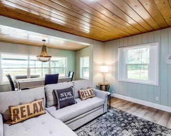 Waterfront stay with a dock, firepit, grill, sunroom, separate studio, W/D, & AC - Belleview - Sala de estar