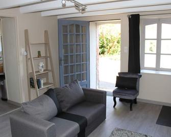 Comfortable cottage for 4 people near the Puys, Vulcania and Puy-de-Dôme chain - Saint-Georges-de-Mons - Sala de estar