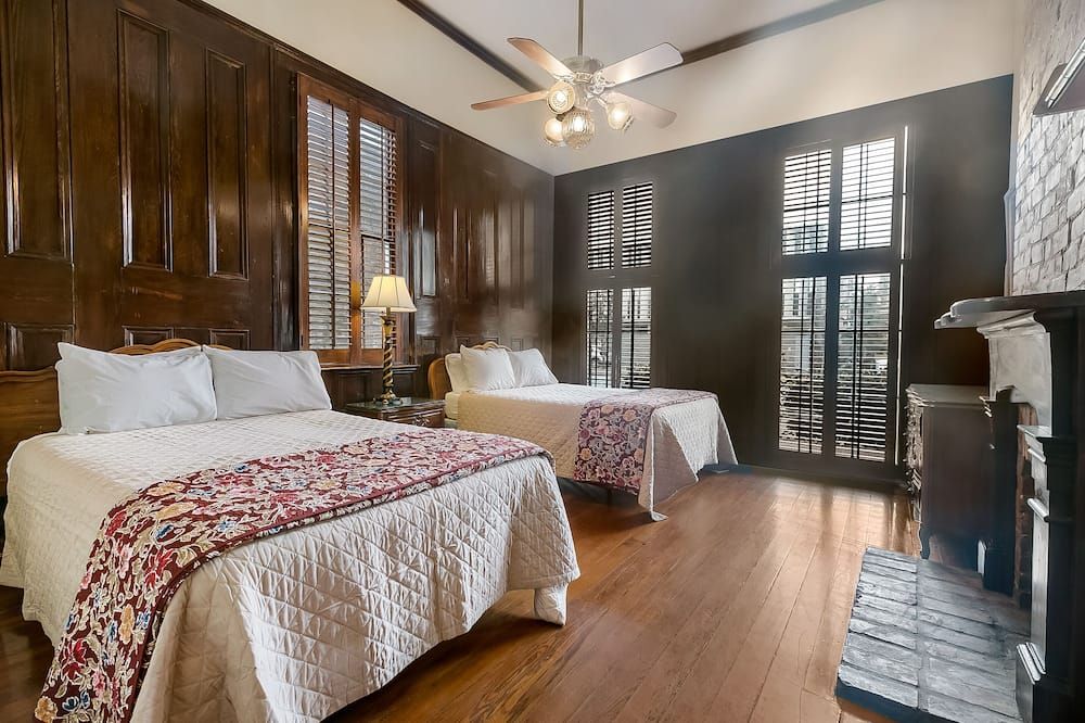 Walk to all the French Quarter attractions. Excellent location for a group. - نيو اورليانز - غرفة نوم
