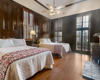 Walk to all the French Quarter attractions. Excellent location for a group. - New Orleans - Bedroom