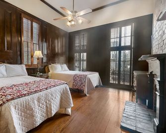 Walk to all the French Quarter attractions. Excellent location for a group. - نيو اورليانز - غرفة نوم
