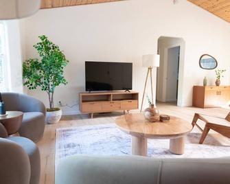 Scenic Mountain Retreat - Hot Tub, Wineries, Lakes - Pollock Pines - Living room