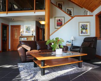 Contemporary Oceanfront Cottage with Private Beaches, Trails, and Gardens - Sooke - Living room