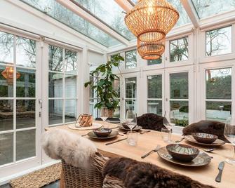 Beautiful beach hut in Voorthuizen with wellness - Voorthuizen - Eetruimte