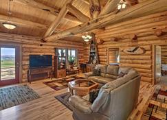 Exquisite Log Home with Lander Valley Views! - Lander - Living room