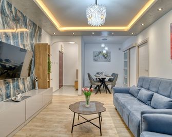Comfort Apartment Near The Beach - Budva - Living room