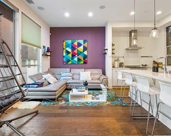 Chic Silver Lake Oasis with Breathtaking City Skyline Views, Private Rooftop & Garage - Los Angeles - Wohnzimmer