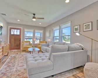 Bridge Haus I Minutes from popular New Braunfels Attractions! - New Braunfels - Living room