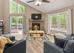 Wildrun by AvantStay Family-Friendly Cabin - Albrightsville - Living room