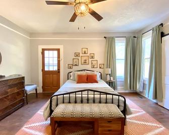 Classic craftsman centrally located close to downtown, VSU and SGMC - Valdosta - Bedroom