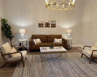 Beautiful Updated House! - Houston - Living room