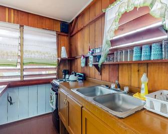 Beach Cabana Right in Town with a Screened-In Porch, Hammock, and Free WiFi - Placencia - Cocina
