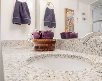 Folly Vacation Laid Back Casual Beach Bungalow 209-B - Folly Beach - Baño