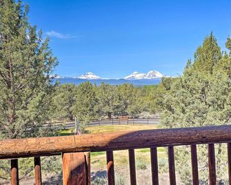 Cascade Mtn Views! Pet-Friendly Bend Log Cabin - Bend - Balcony