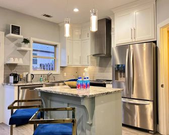 Modern 3bds/2.5bth Townhome with pvt garage in gated community in Lawrenceville - Lawrenceville - Kitchen