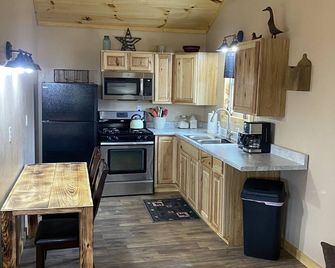 Mountain Meadow Cabin with hot tub, beautiful view, WiFi!, secluded and peaceful - French Creek - Kitchen