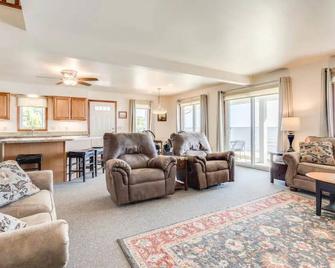 Lakefront Beach House: Serene Getaway - Harbor Beach - Sala de estar