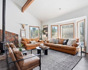 Walk to Lake Cascade/Golf | 5BR Fireplace Retreat - Cascade - Living room