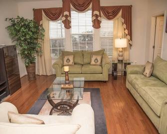 Nora's Guest House- Fine Living By Lloyd Suites - Laurel - Living room