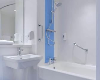 Travelodge Edinburgh Airport - Newbridge - Ванна кімната