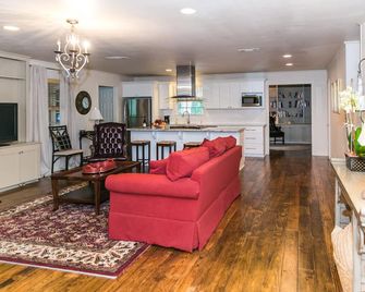 Cozy Cottage on Little Tehfuncte River - Folsom - Living room