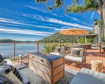 Luxurious lakefront with views, deck, spa & your private dock - Clearlake - Патіо