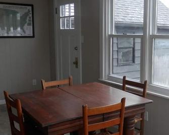 Spacious family-friendly 4-bedroom house in downtown Tell City - Tell City - Eetruimte