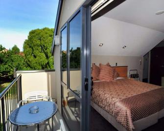 أثينا موتل آند أبارتمنتس - تشريستتشورتش - شرفة