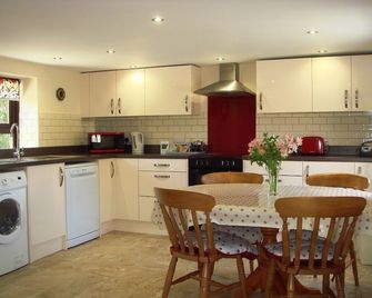Callestock Courtyard Cottages - Truro - Kitchen