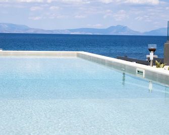 Theros Suites - Melissi - Piscina