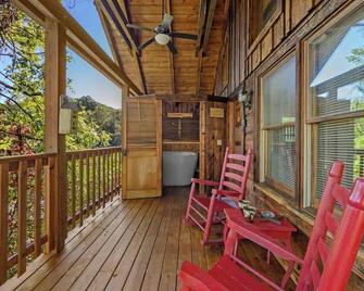 Do Not Disturb - Pigeon Forge Smoky Mountain Studio Cabin, Hot Tub, Fireplace - Pigeon Forge - Balcony