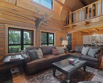 Snowberry Inn: Large Kitchen & Gathering Room 9BR 11BA Ensuite bath in all rooms - Eden - Living room