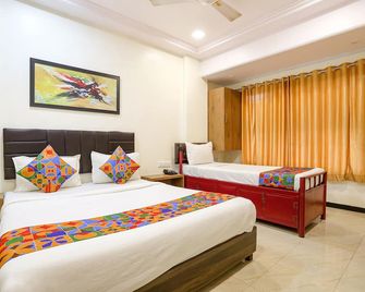 Via Aksa Inn - Mumbai - Bedroom
