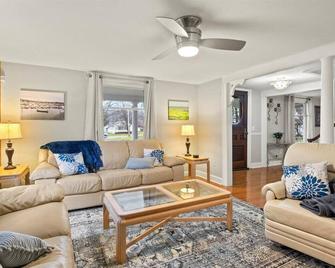 Civil War Era Home, w/King Bed, Near Conesus Lake - Lakeville - Sala de estar