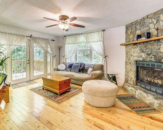 Bryson City Cottage w/ Hot Tub & Waterfall Views! - Bryson City - Living room