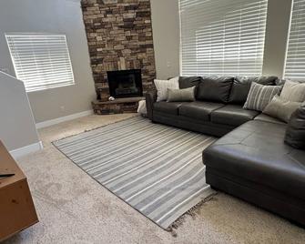 Charming cabin retreat near the picturesque Sevier River and Piute ATV trail. - Marysvale - Sala de estar
