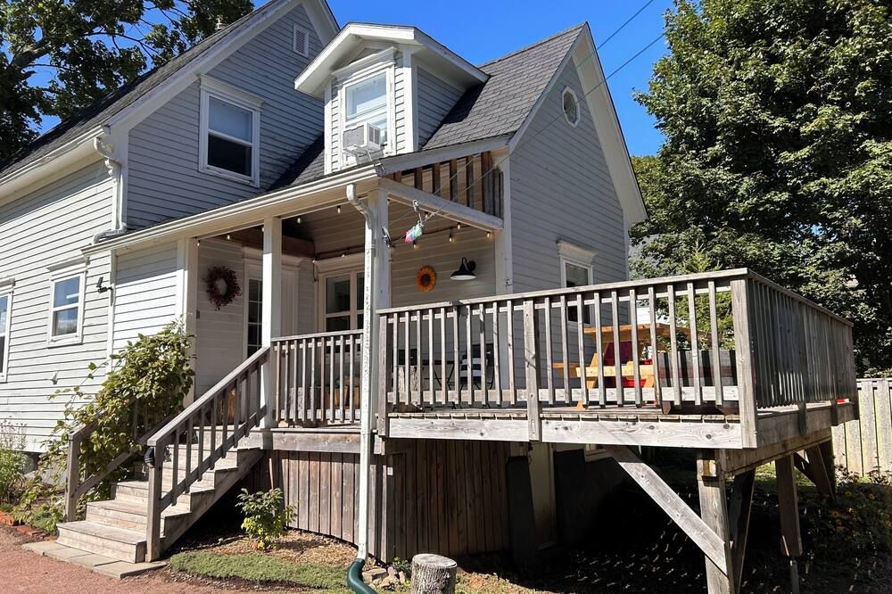 Enjoy a cozy stay at Sunflower House, a three-bedroom home in Sackville, N.B. - Sackville - Budova