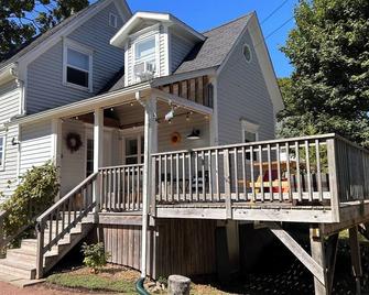 Enjoy a cozy stay at Sunflower House, a three-bedroom home in Sackville, N.B. - Sackville - Gebäude