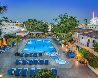 Green Bungalows Hotel Apartments - איה נאפה - בריכה