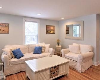 Family Home Near Beach, Downtown, Marina - Manistee - Living room