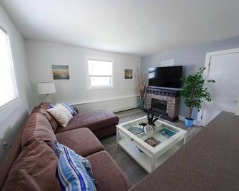 Charming 1-bedroom private ground level apartment in Wildwood Crest - Wildwood Crest - Living room