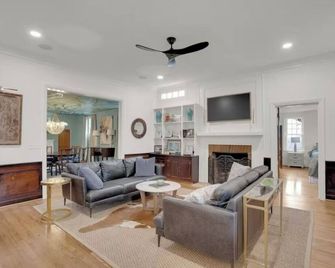 15 acre luxury farmhouse with pool in Blythewood, SC, Circa 1788. - Blythewood - Wohnzimmer