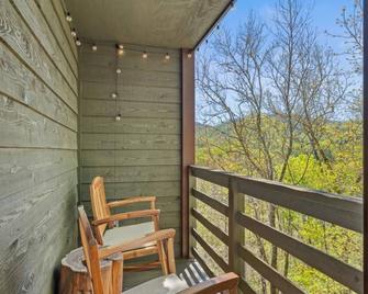 King Suite w/ Skylights | Sofa Lounge | Balcony + Trees - Townsend - Balcony