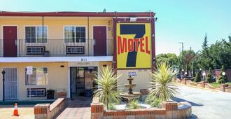 Motel 7 - Vallejo - Building