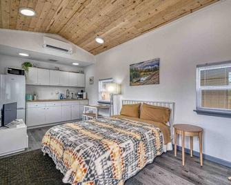Bo360 Tiny House Unique Country Retreat with Hot Tub - Puyallup - Bedroom