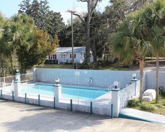 Travelers Inn - Gainesville - Piscina